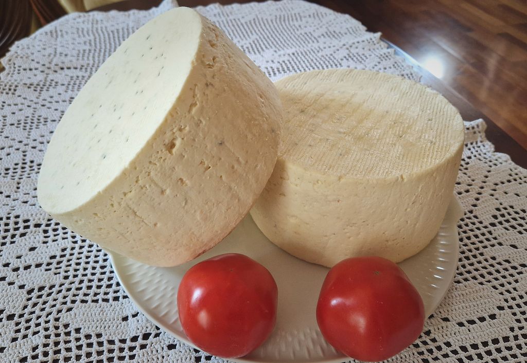 Dwa kręgi sera Rokpol, jeden przekrojony