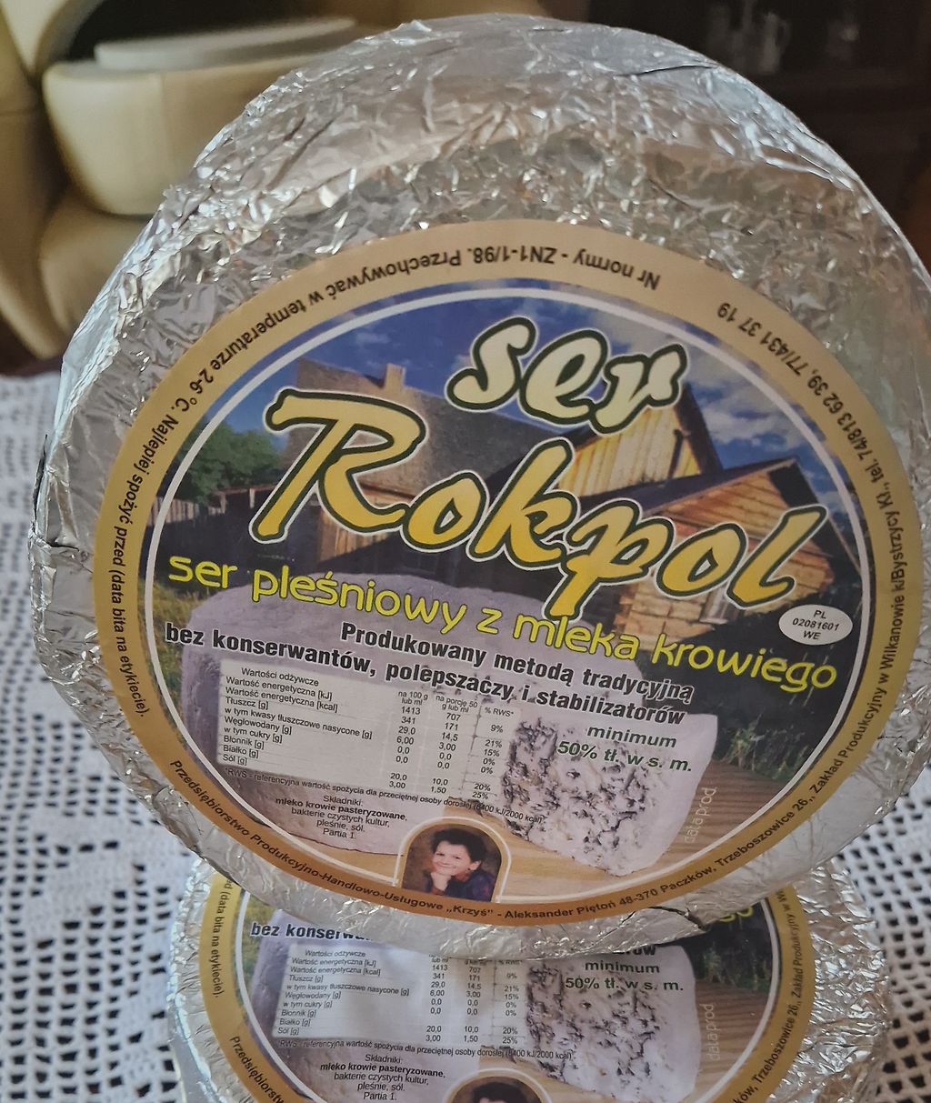Krąg sera Rokpol w folii aluminiowej z etykietą